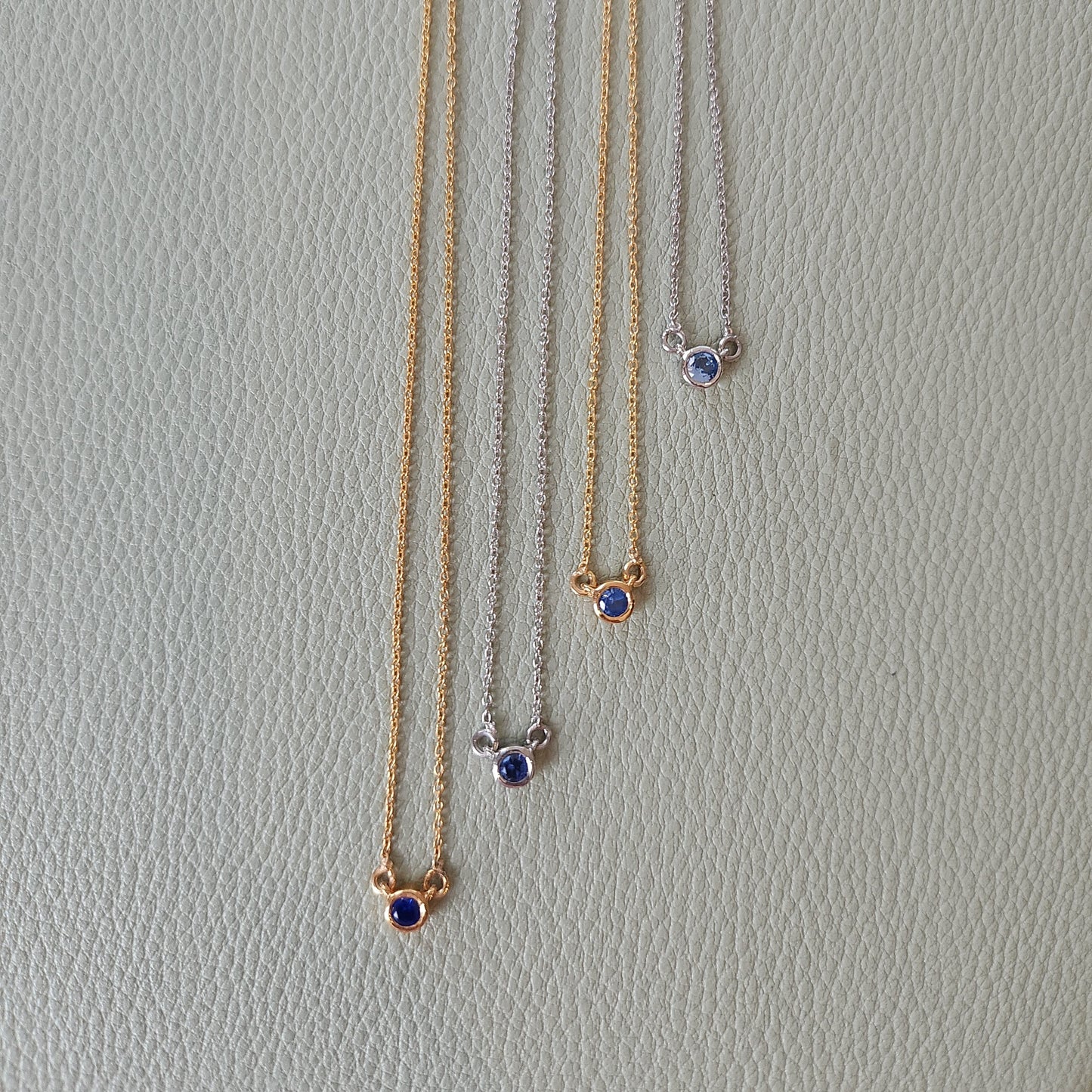 Forma Mini Solitaire Necklace – Blue Sapphire