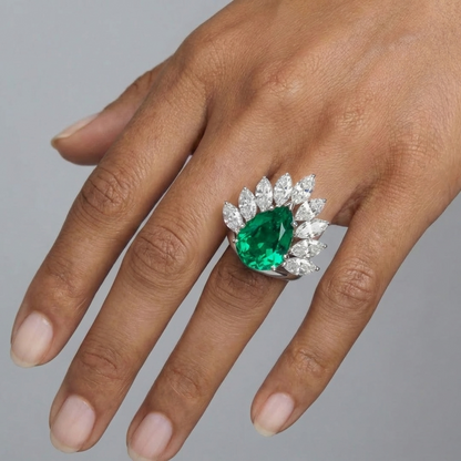 Nova Pavone Ring – Colombian Green Emerald