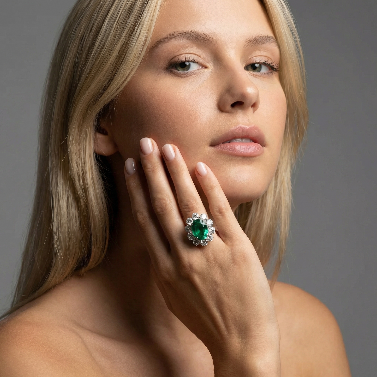 Velara Grand Halo Ring – Colombian Green Emerald