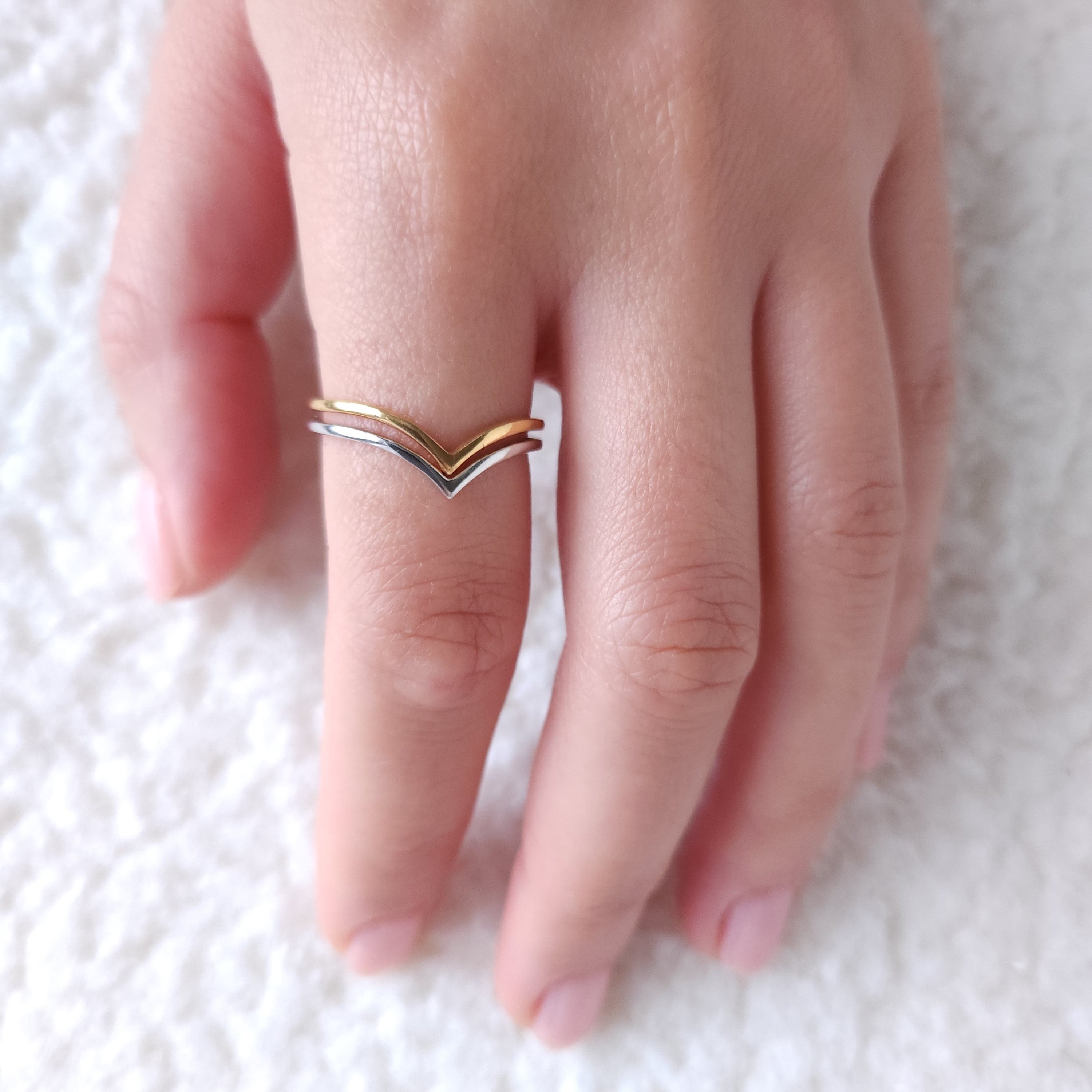 Fine V Band Mini Ring