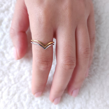 Fine V Band Mini Ring