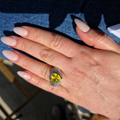 Amore Signet Ring – Yellow Sapphire