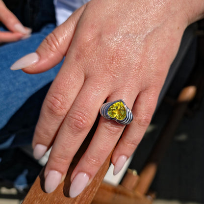 Amore Signet Ring – Yellow Sapphire