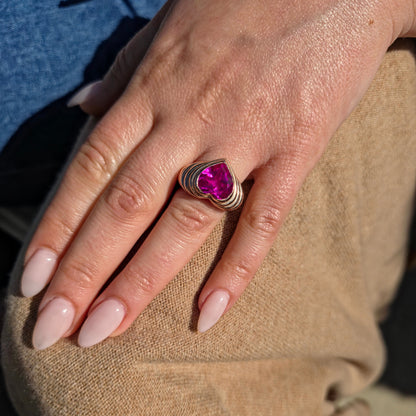 Amore Signet Ring – Vivid Pink Sapphire