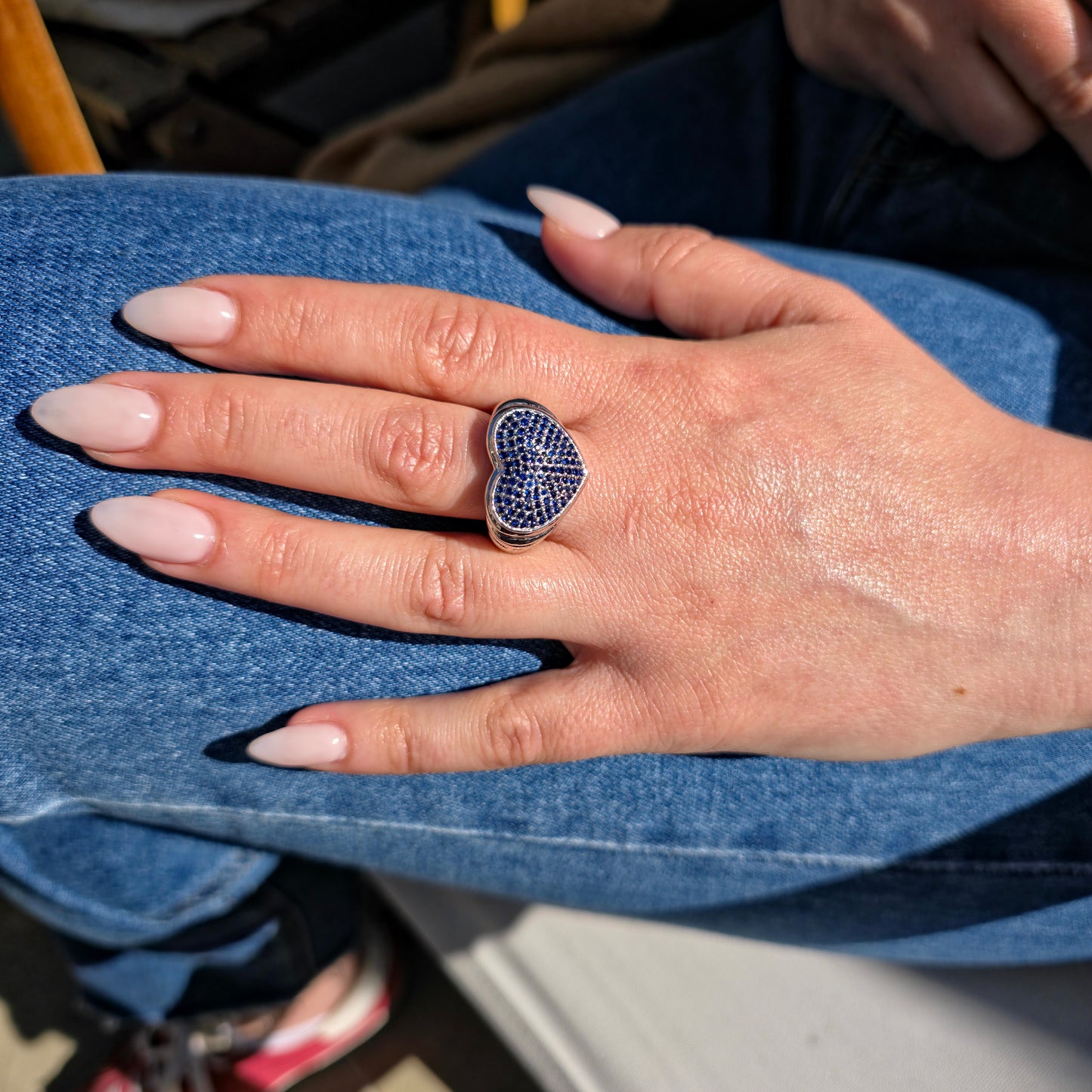 Amore Pavé Signet Ring – Blue Sapphire