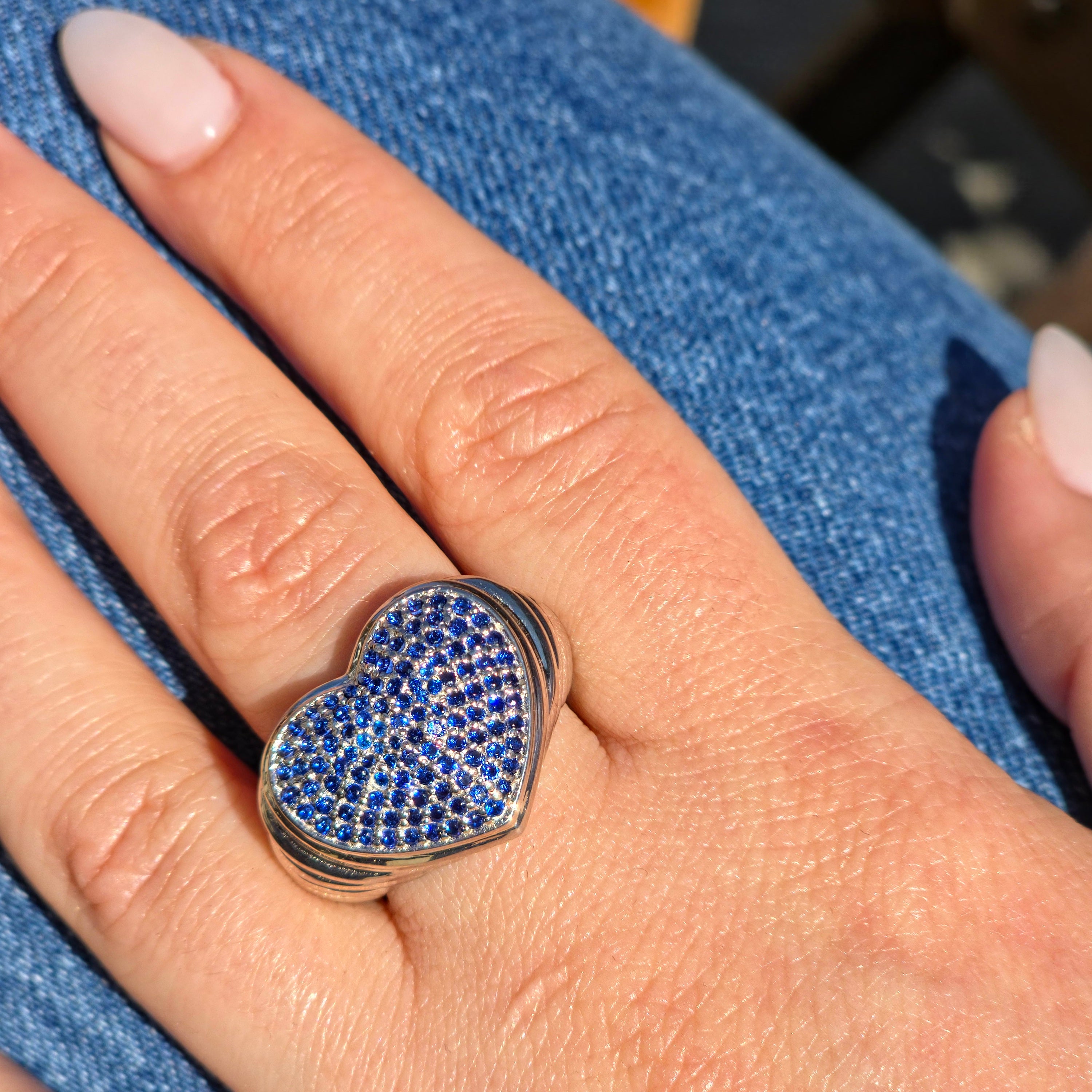 Amore Pavé Signet Ring – Blue Sapphire