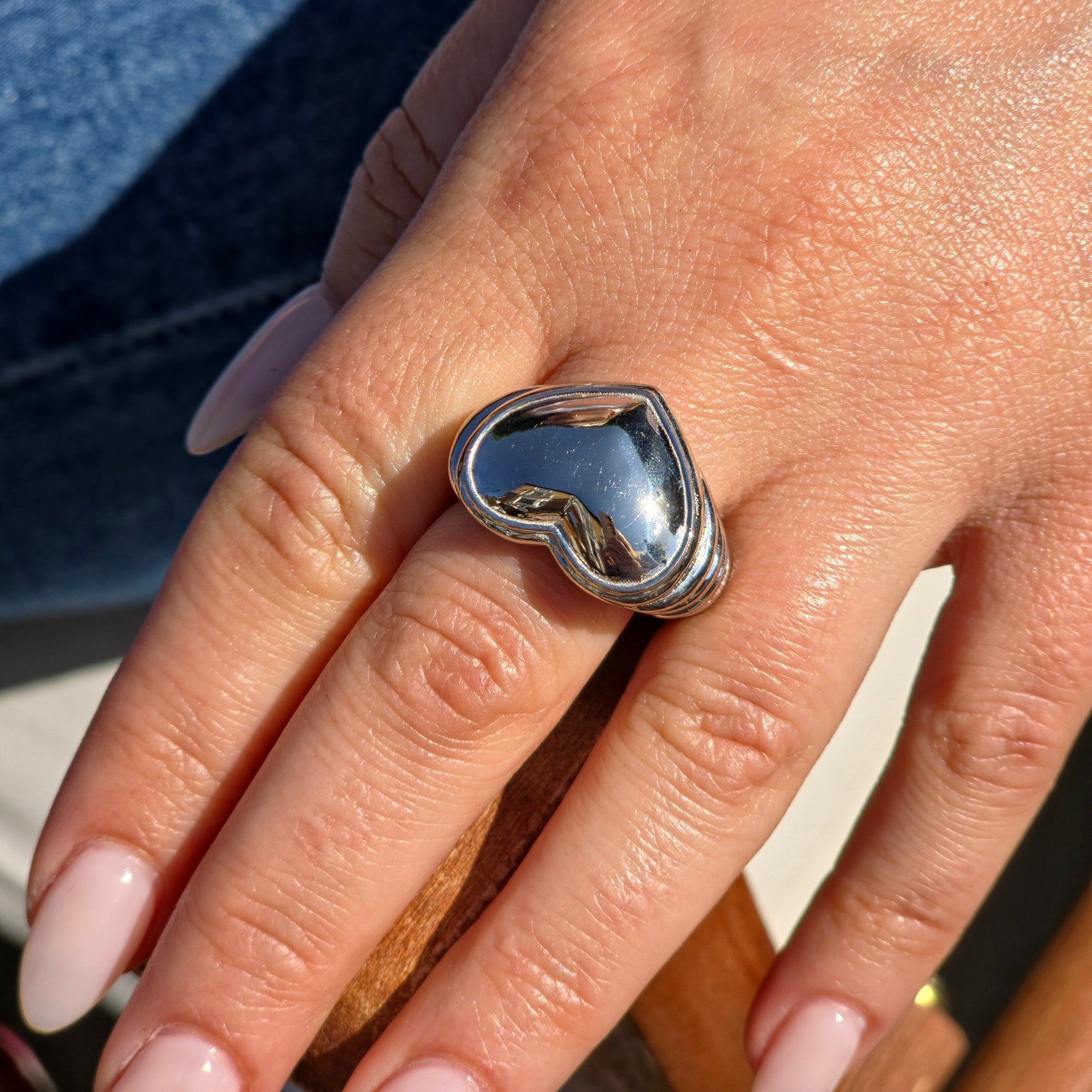 Amore Ribbed Signet Ring