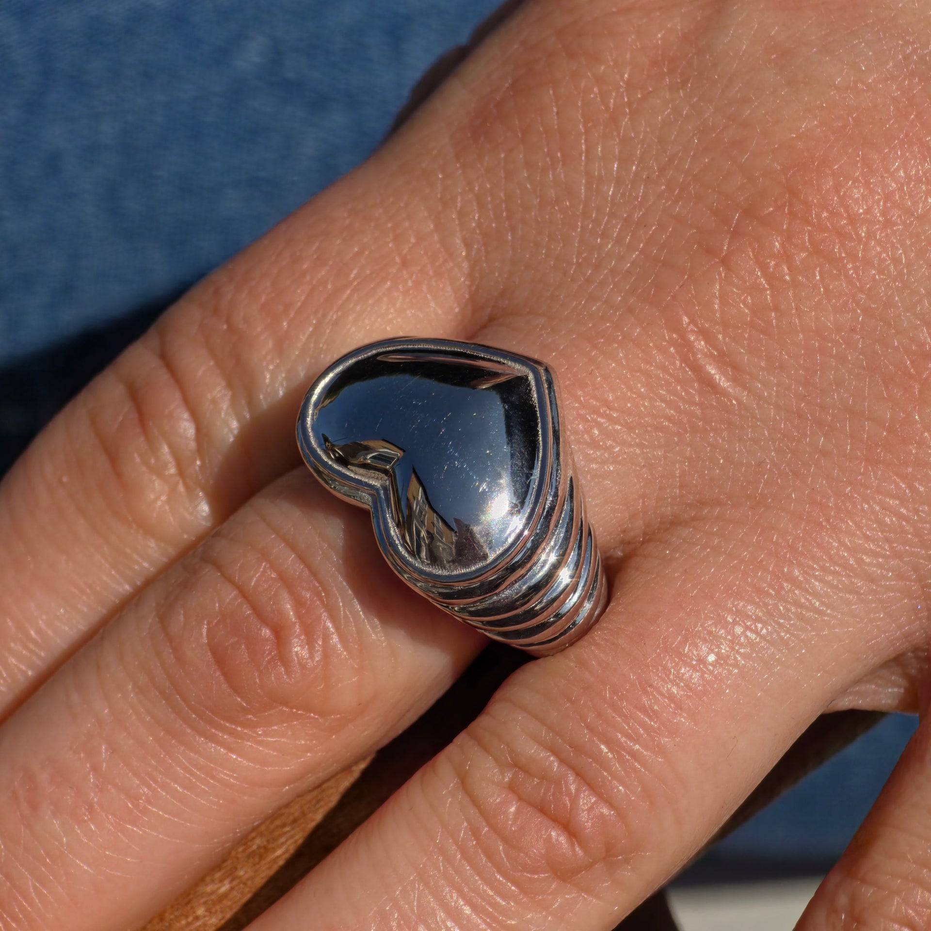 Amore Ribbed Signet Ring