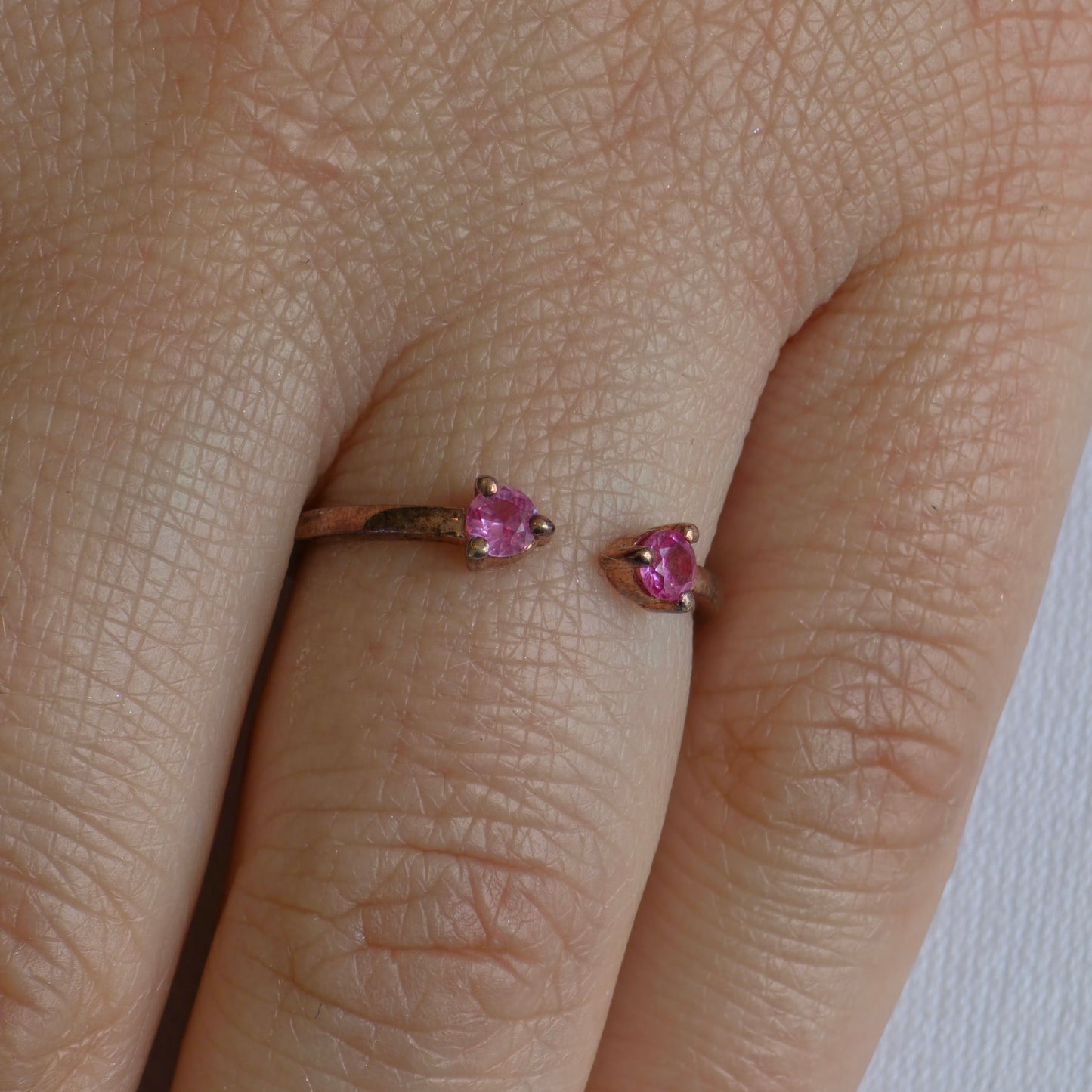 Linea Punto Grande Ring – Vivid Pink Sapphire