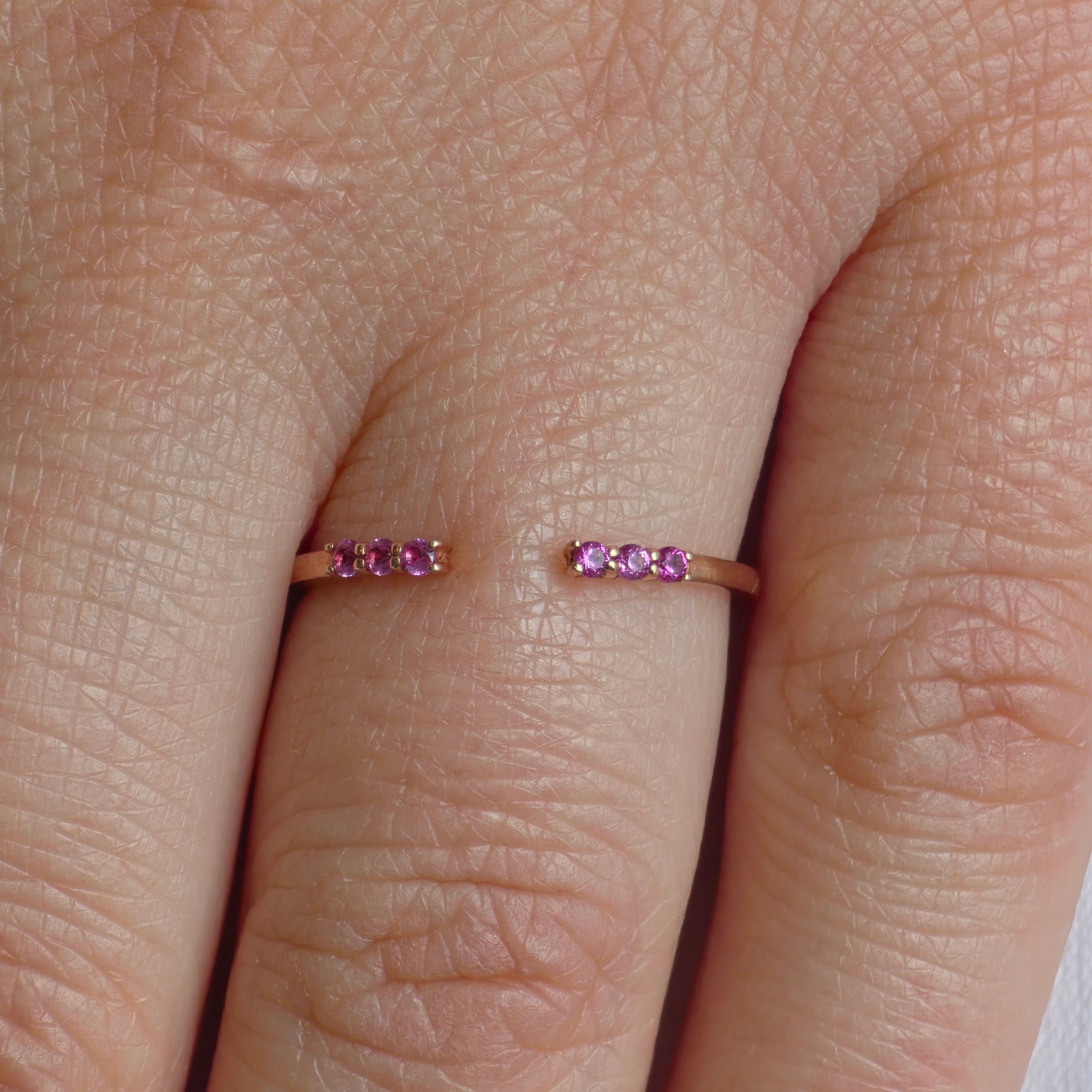 Linea Tres Ring – Vivid Pink Sapphire