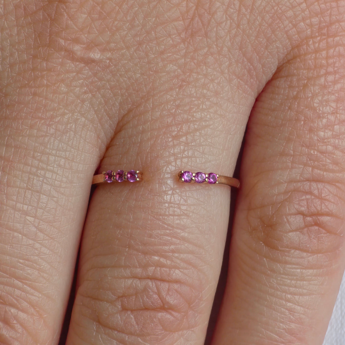 Linea Tres Ring – Vivid Pink Sapphire
