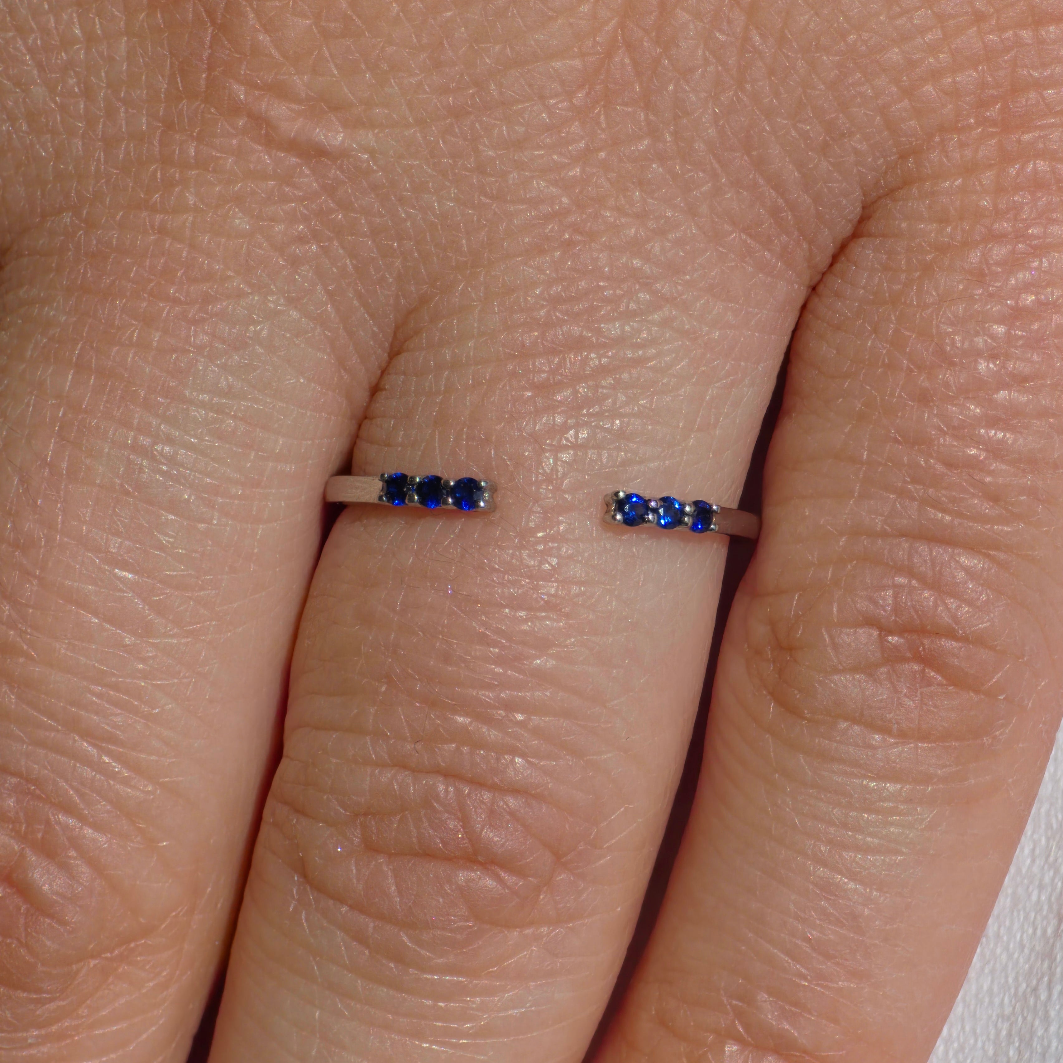 Linea Tres Ring – Blue Sapphire