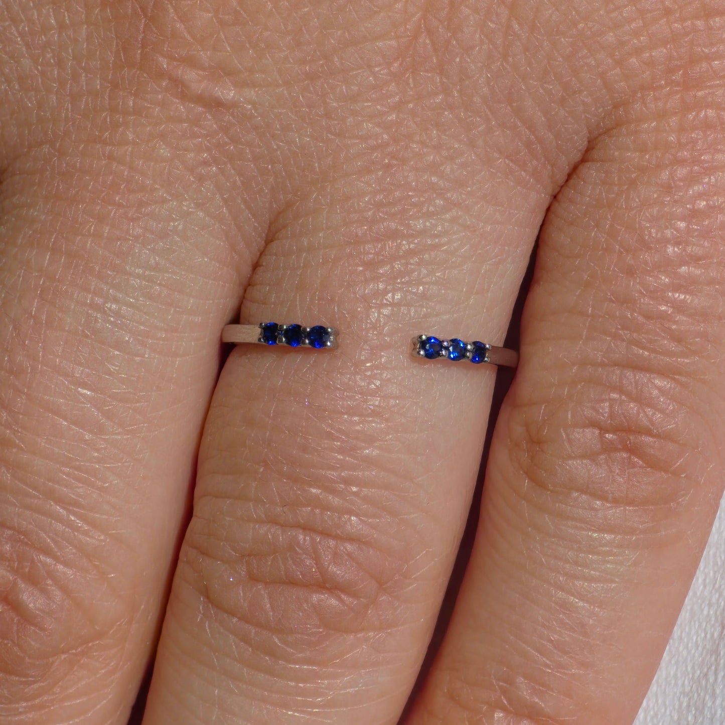 Linea Tres Ring – Blue Sapphire