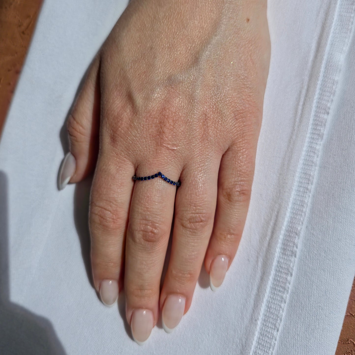 Linea V Demi Ring – Blue Sapphire