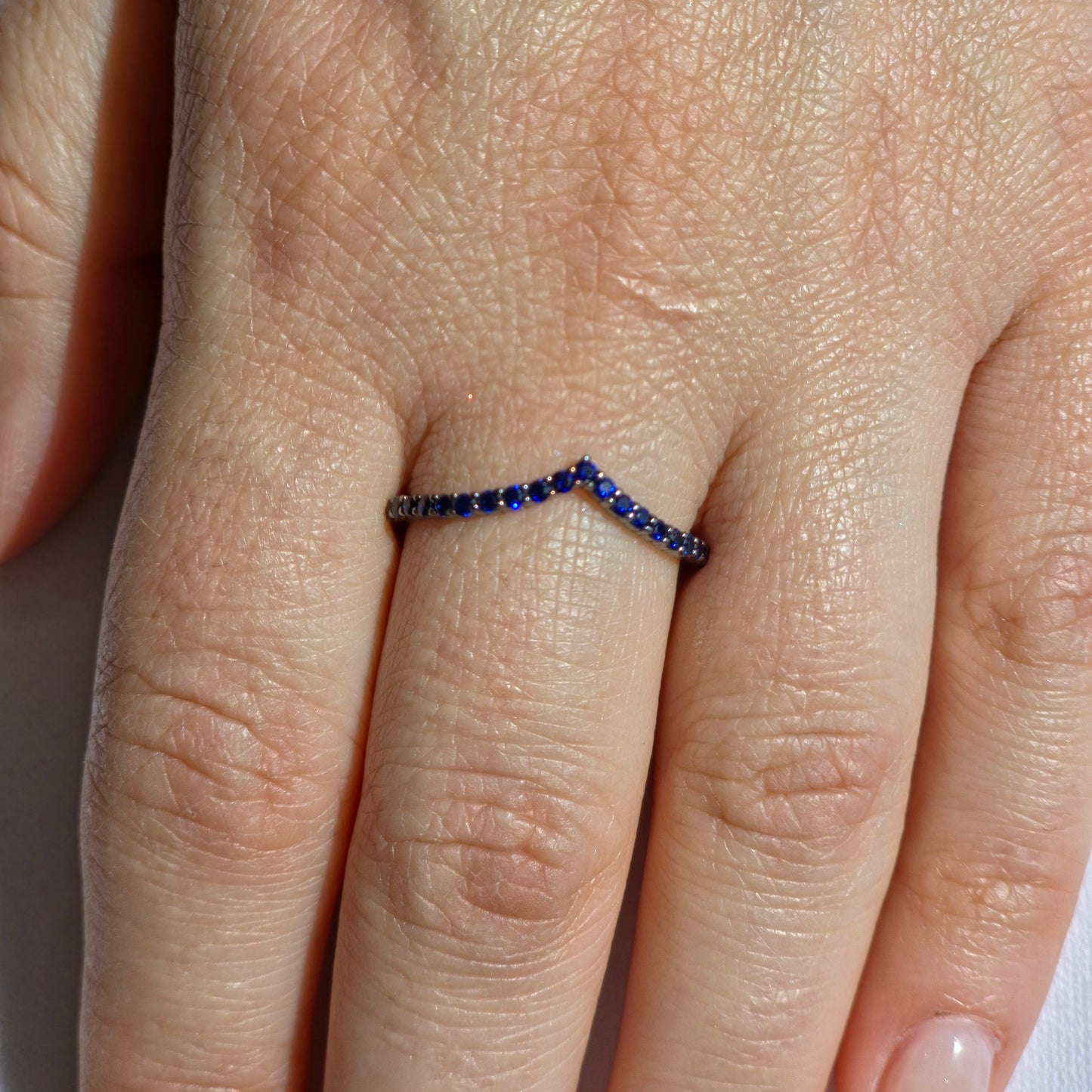 Linea V Demi Ring – Blue Sapphire