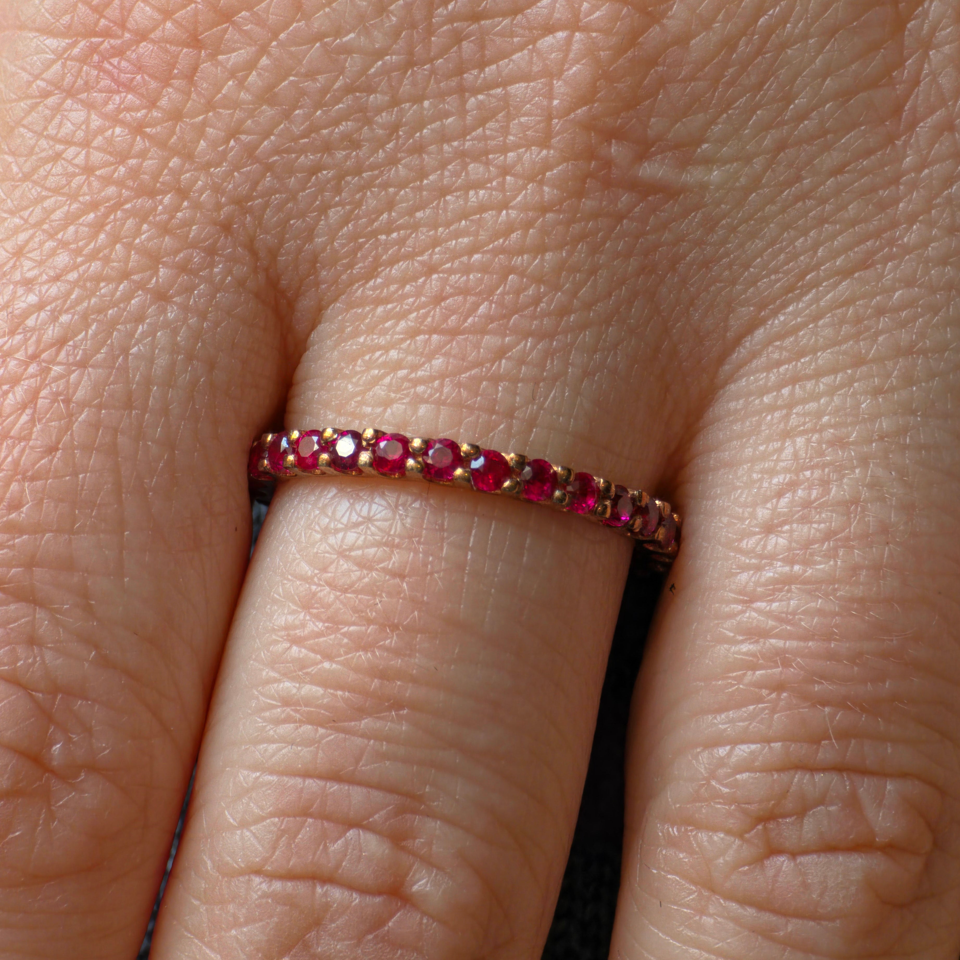 Linea Midi Ring – Red Ruby