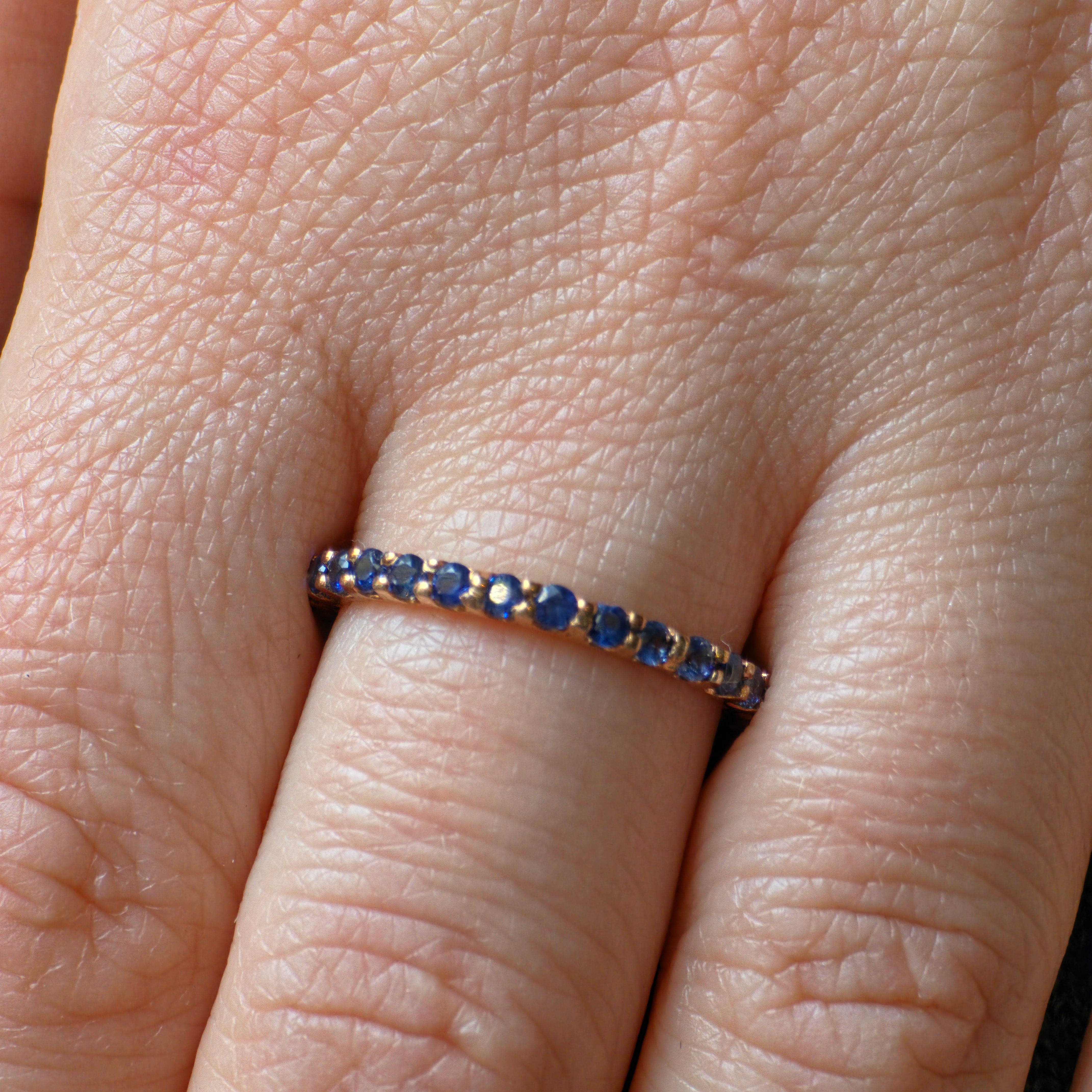 Linea Midi Ring – Vivid Pink Sapphire