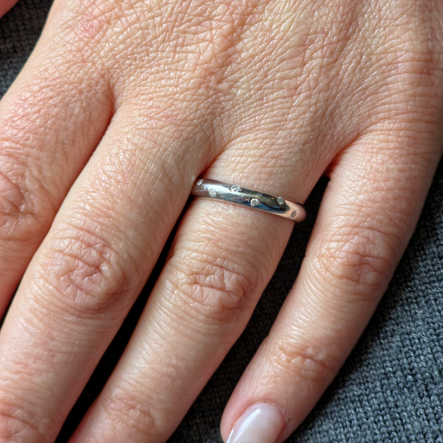 Linea Confetti Band Ring – Blue Sapphire