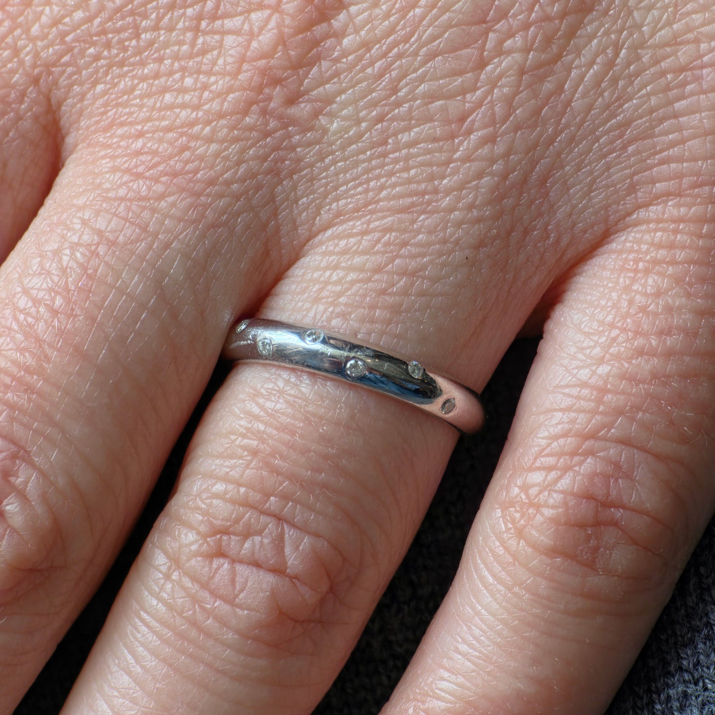 Linea Confetti Band Ring – Blue Sapphire