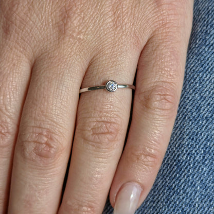 Forma Mini Solitaire Ring – White Diamond