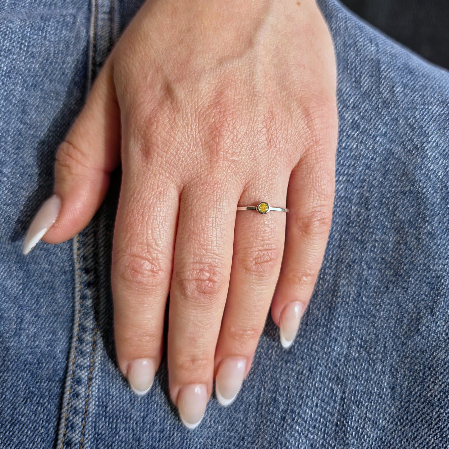Forma Mini Solitaire Ring – Yellow Sapphire