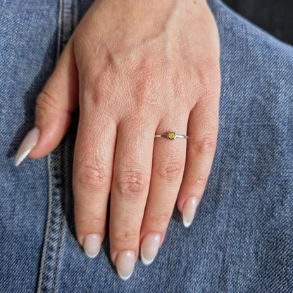 Forma Mini Solitaire Ring – Yellow Sapphire