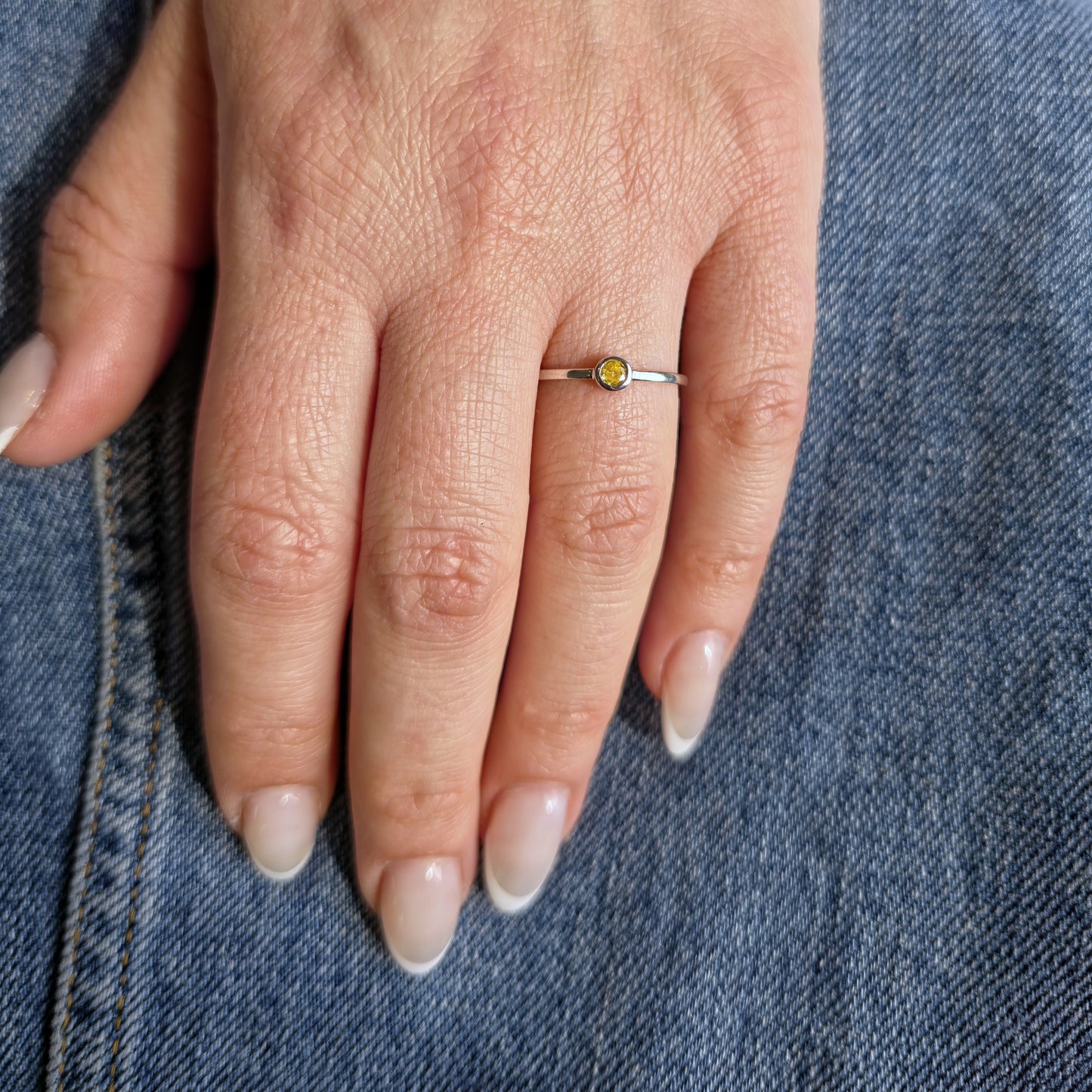 Forma Mini Solitaire Ring – Yellow Sapphire