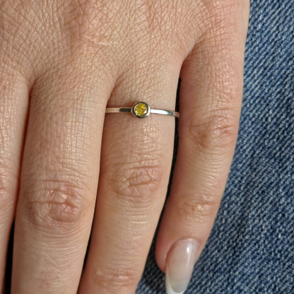 Forma Mini Solitaire Ring – Yellow Sapphire