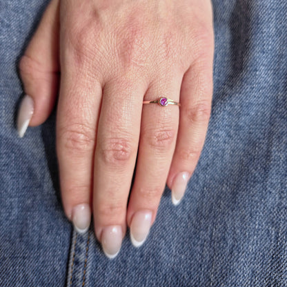 Forma Mini Solitaire Ring – Light Pink Sapphire