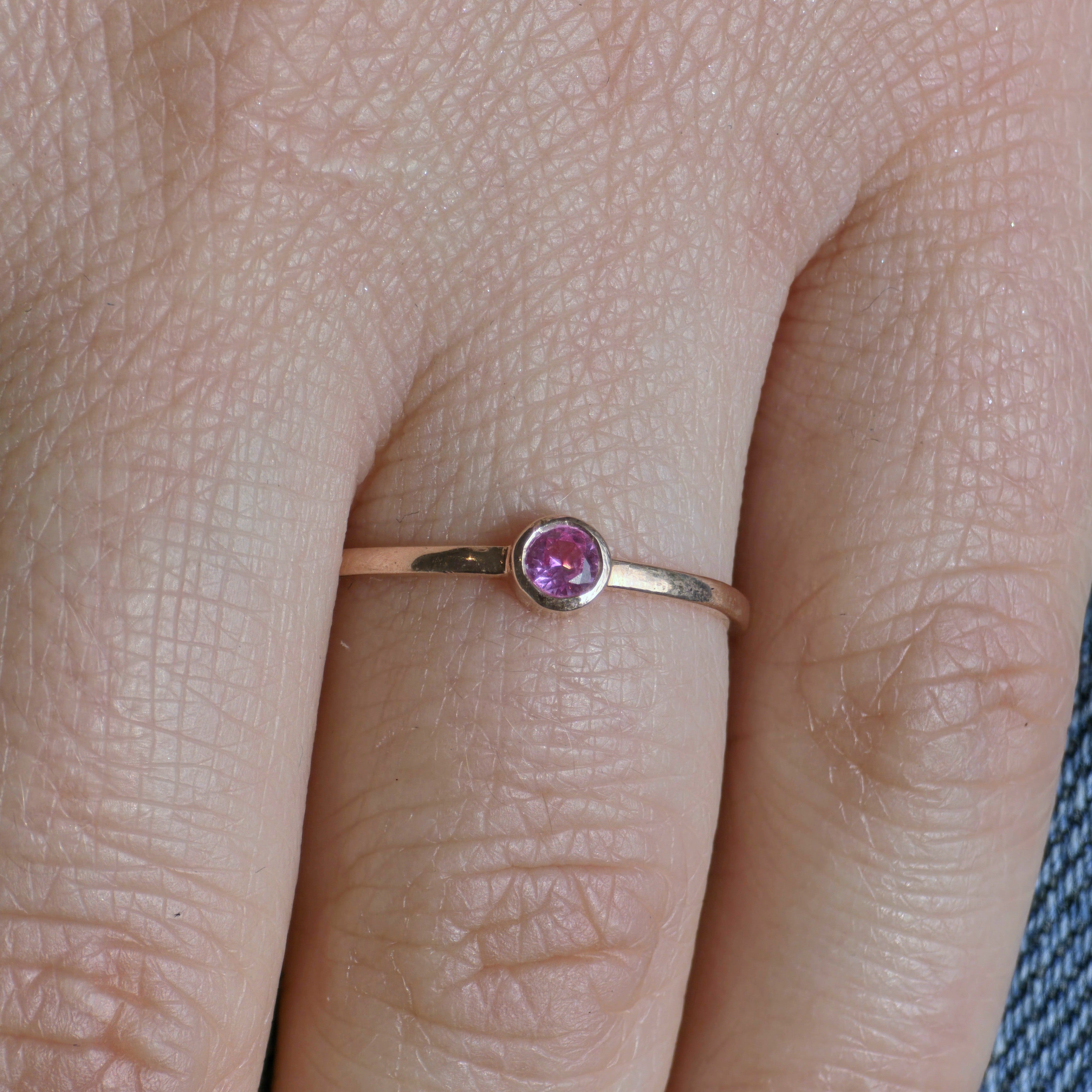 Forma Mini Solitaire Ring – Light Pink Sapphire
