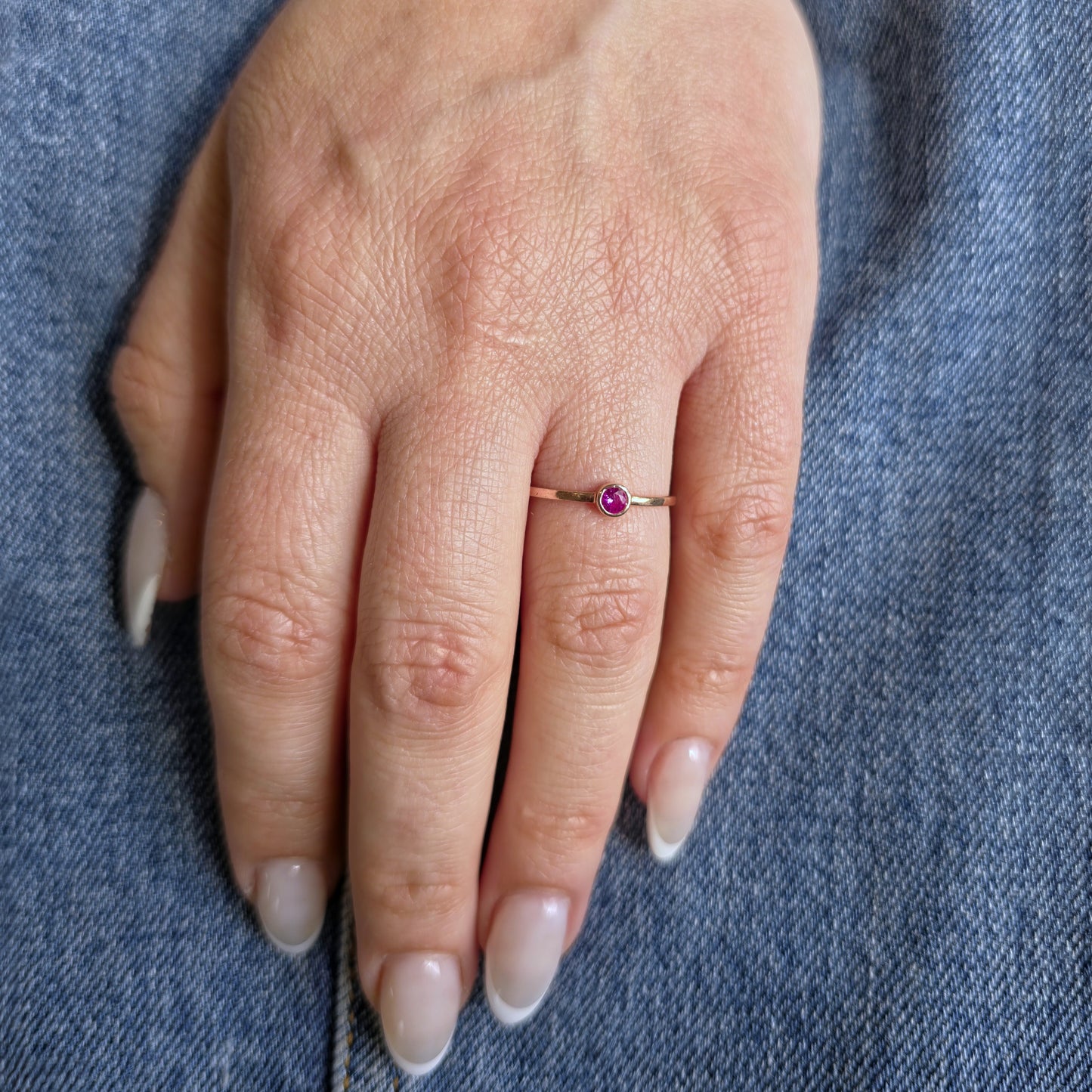 Forma Mini Solitaire Ring – Vivid Pink Sapphire