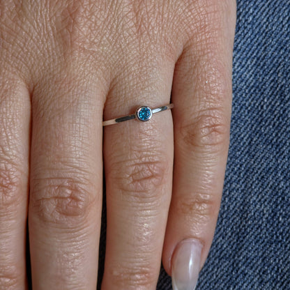 Forma Mini Solitaire Ring – Teal Blue Spinel