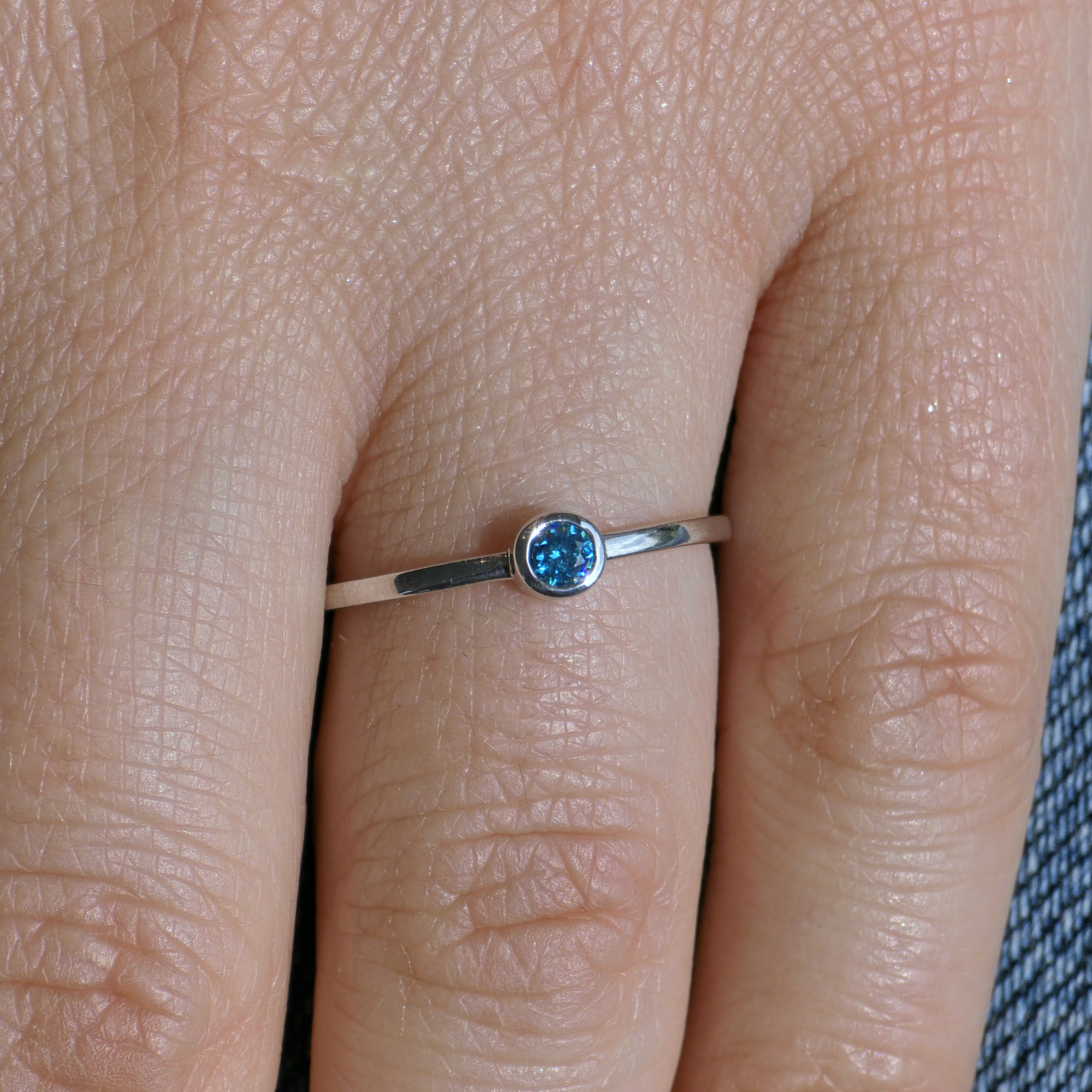 Forma Mini Solitaire Ring – Teal Blue Spinel