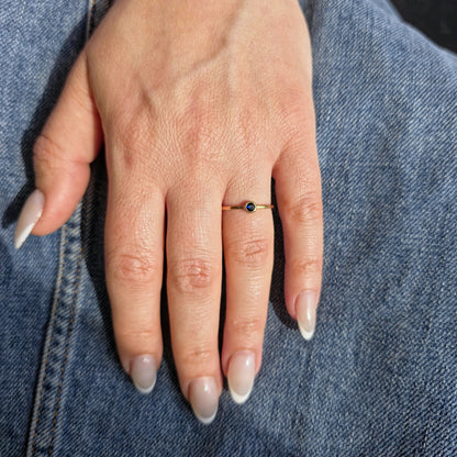 Forma Mini Solitaire Ring – Blue Sapphire