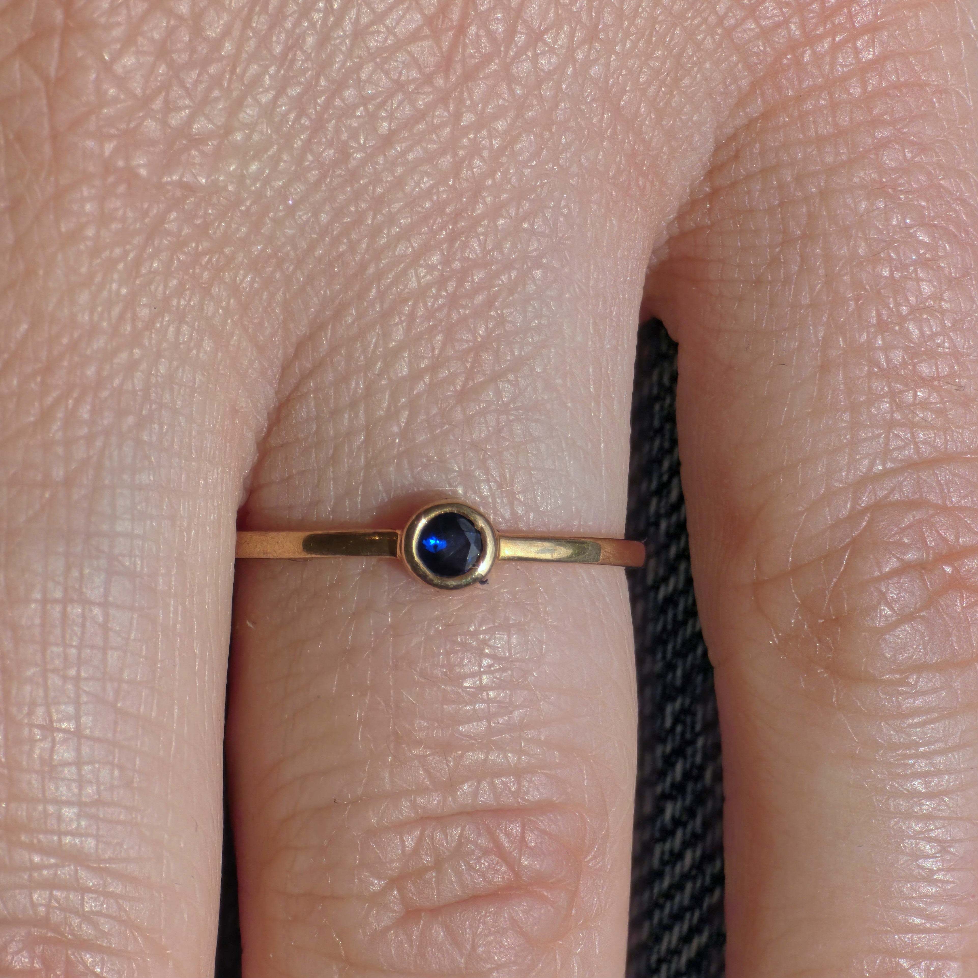 Forma Mini Solitaire Ring – Blue Sapphire
