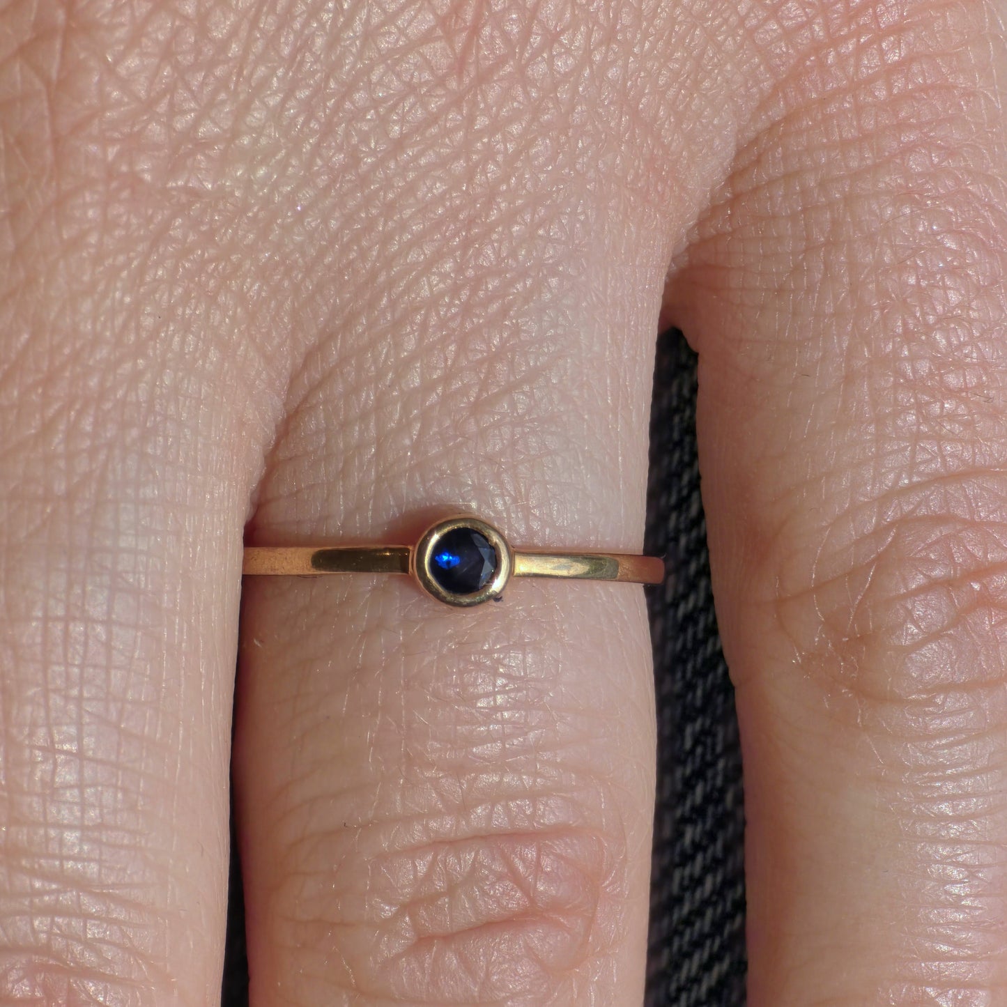 Forma Mini Solitaire Ring – Blue Sapphire