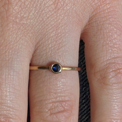 Forma Mini Solitaire Ring – Blue Sapphire