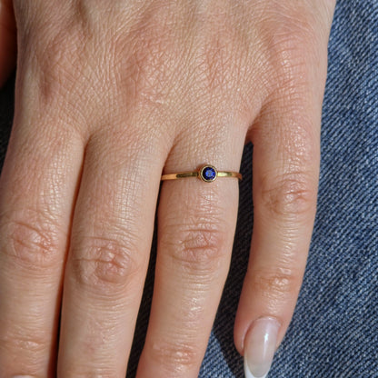 Forma Mini Solitaire Ring – Blue Sapphire