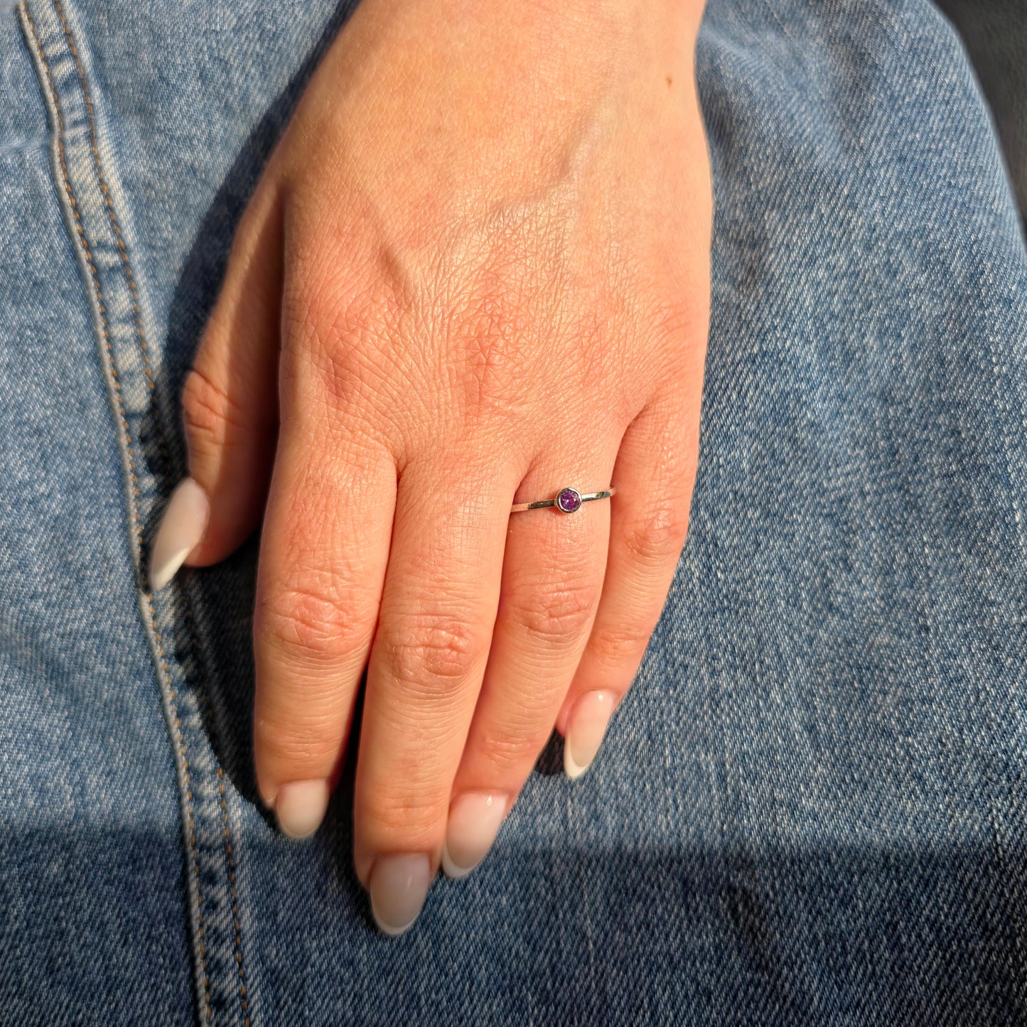 Forma Mini Solitaire Ring – Purple Sapphire
