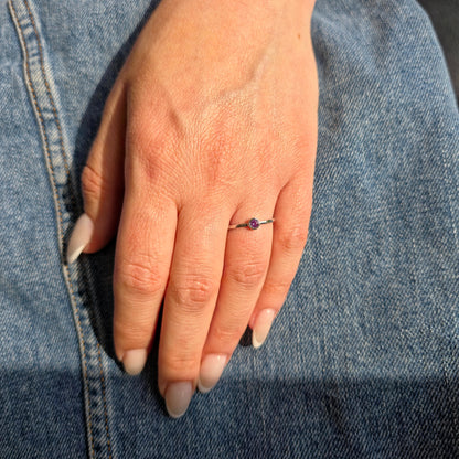 Forma Mini Solitaire Ring – Purple Sapphire
