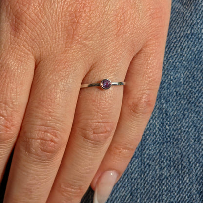 Forma Mini Solitaire Ring – Purple Sapphire