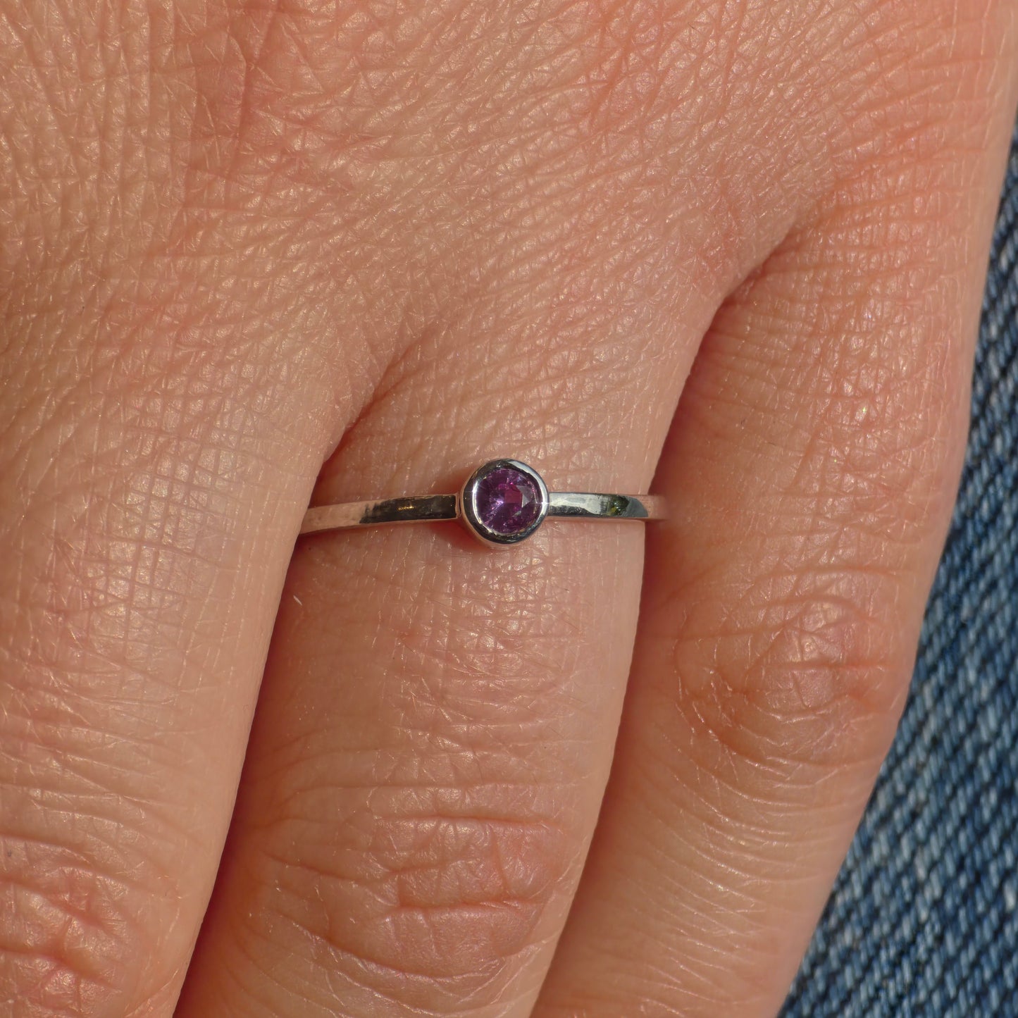 Forma Mini Solitaire Ring – Purple Sapphire