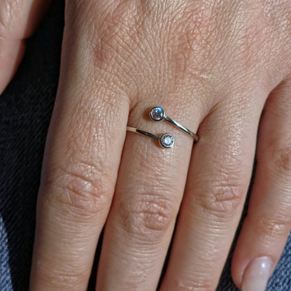 Forma Bypass Ring – White Diamond
