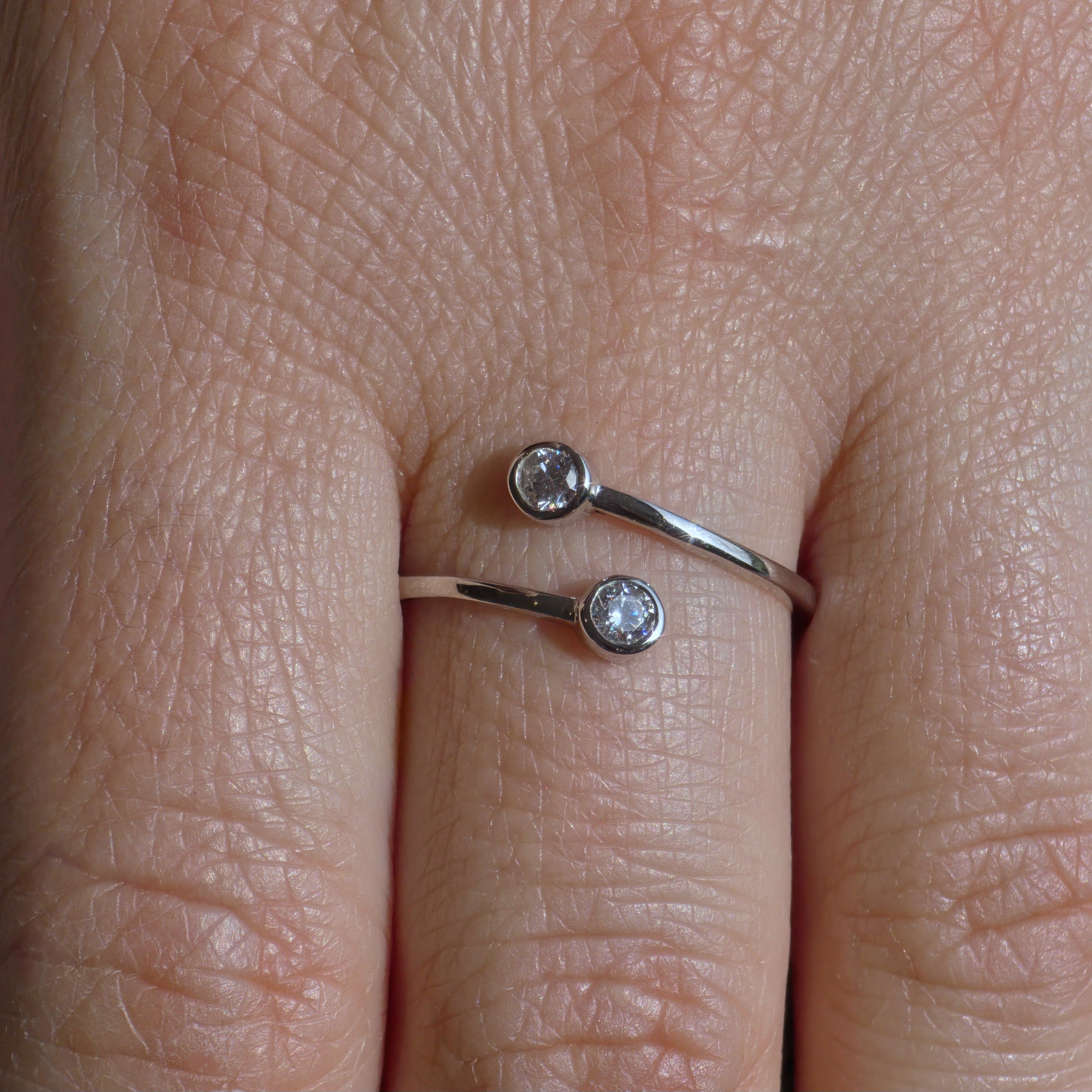 Forma Bypass Ring – White Diamond