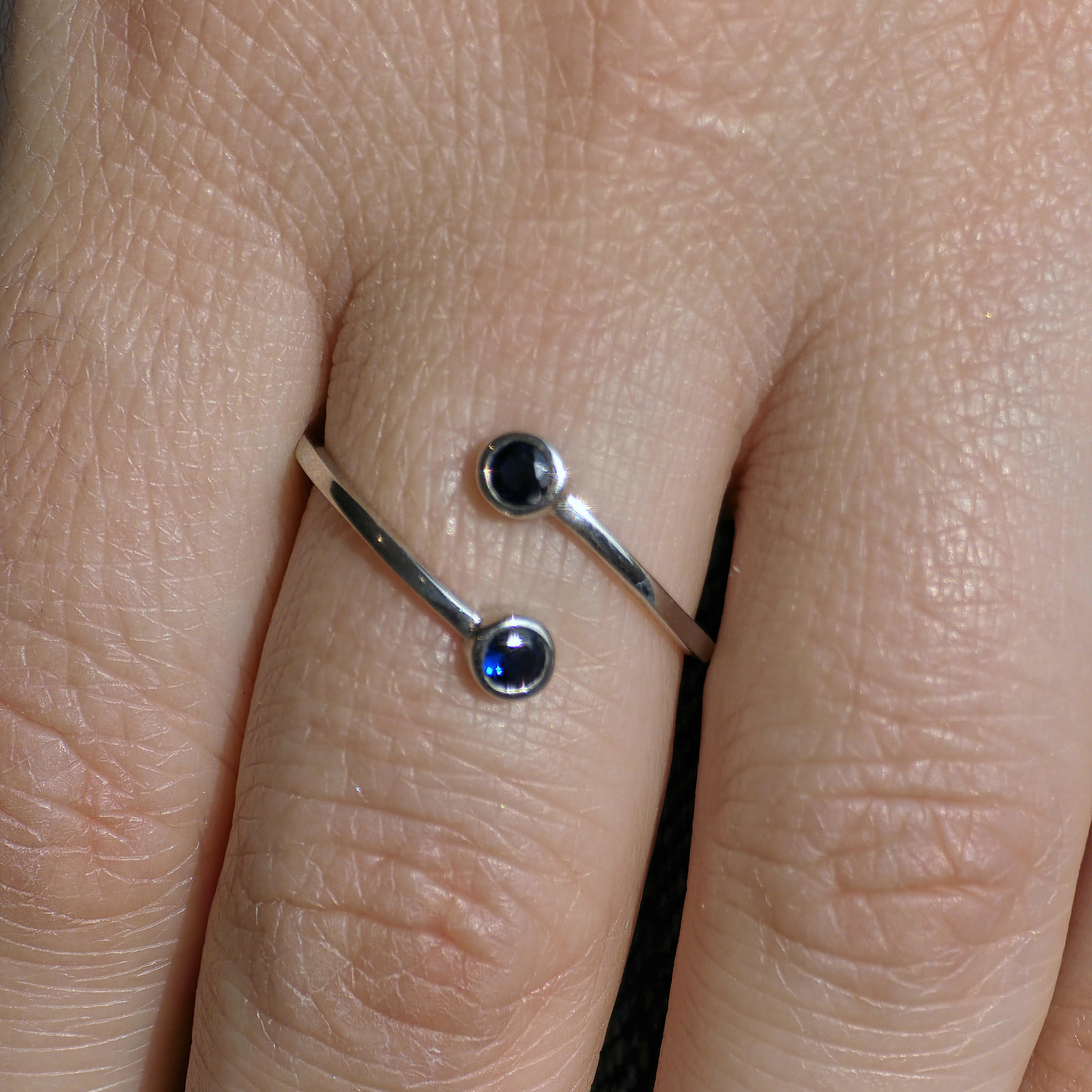 Forma Bypass Ring – Colombian Green Emerald