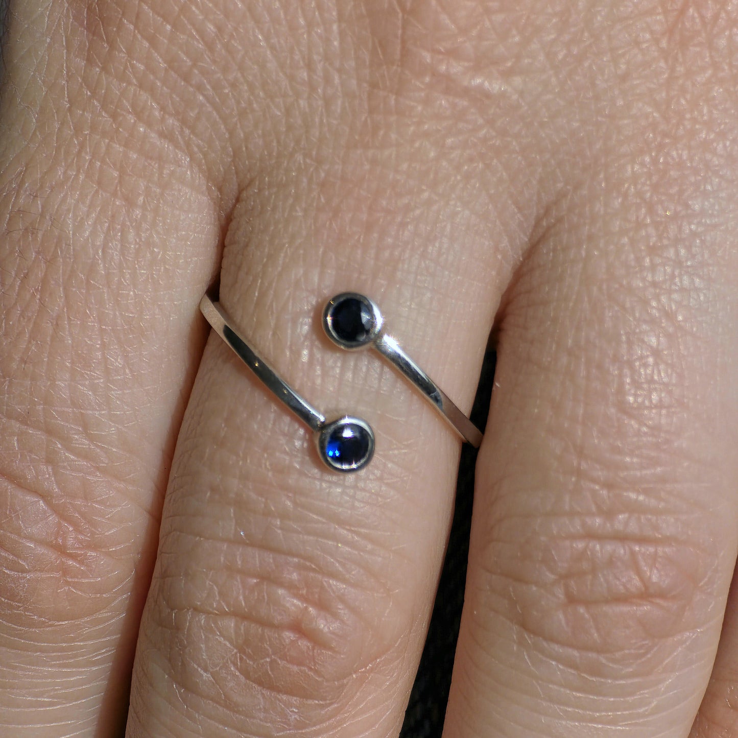Forma Bypass Ring – Colombian Green Emerald