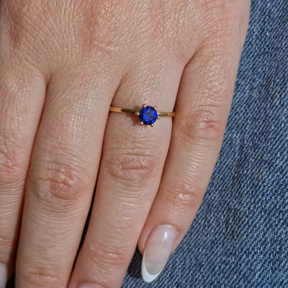 Juno Solitaire Ring – Blue Sapphire