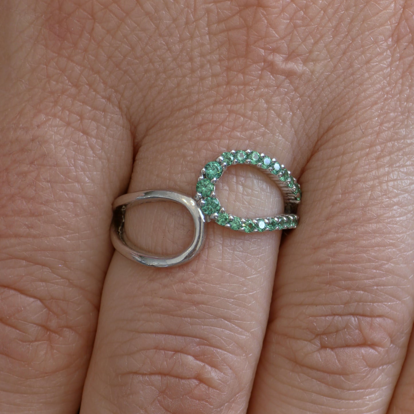 Linea Contour Ring – Zambian Green Emerald