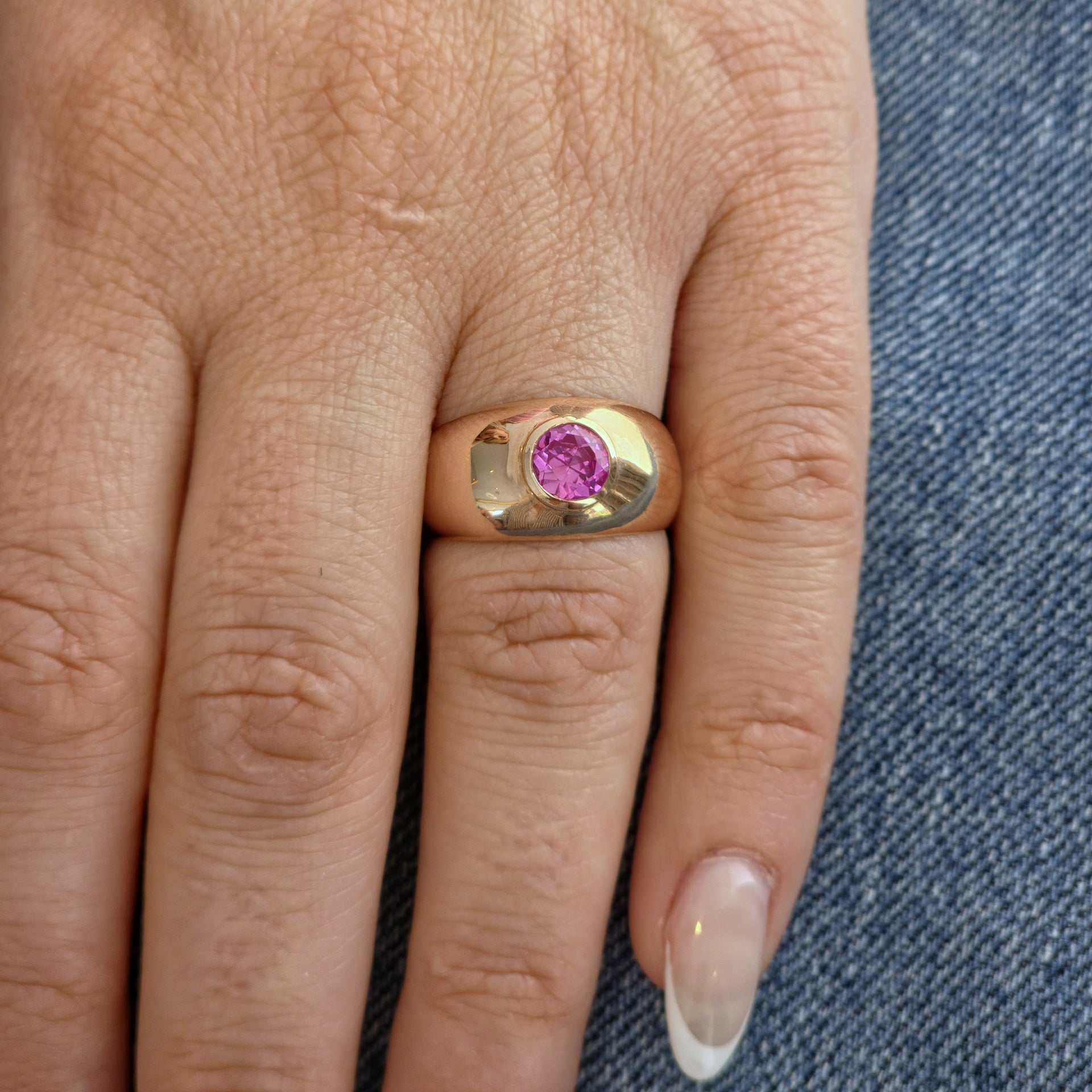 Forma Signet Ring – Orange Padparadscha Sapphire