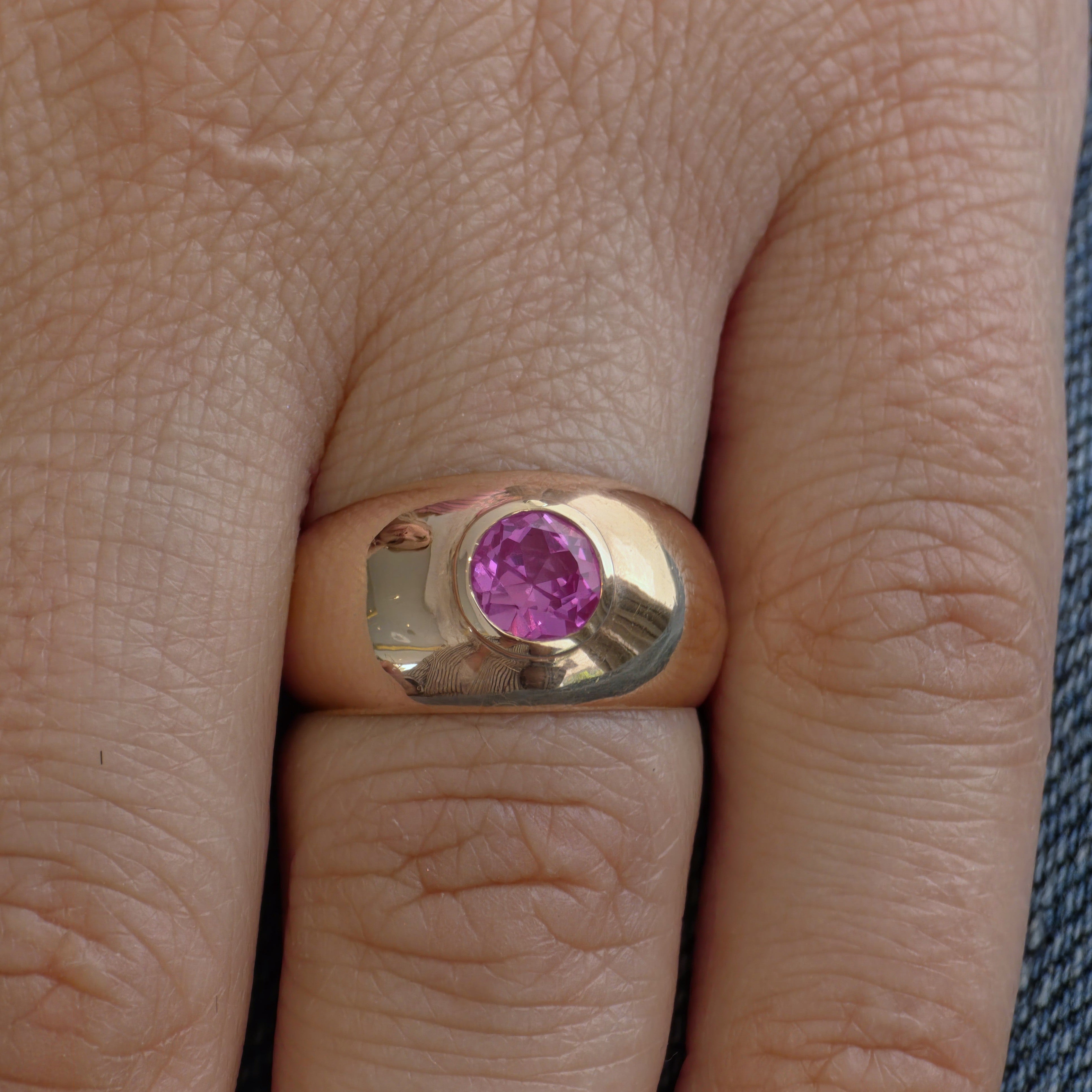 Forma Signet Ring – Orange Padparadscha Sapphire